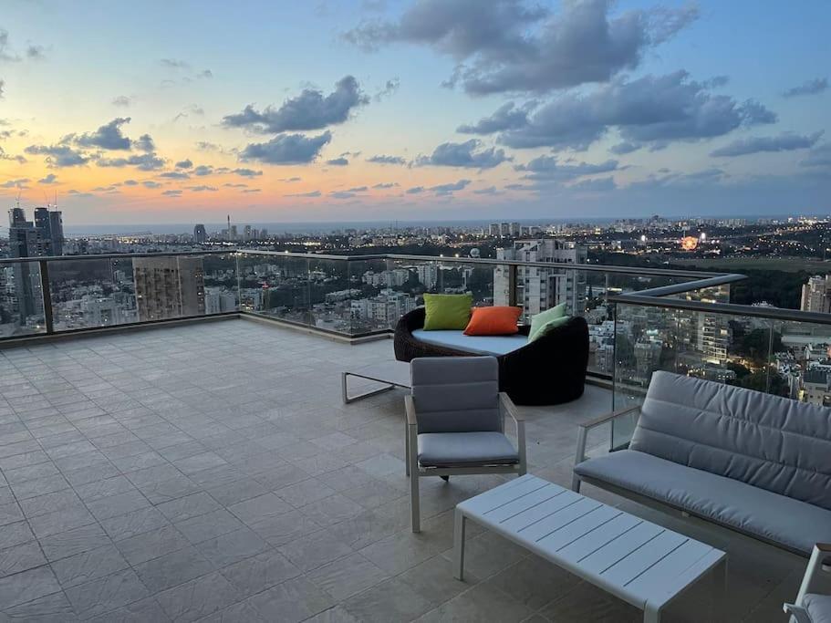 Beautiful Penthouse W/Amazing View, Prime Location Apartment Рамат Ган Екстериор снимка