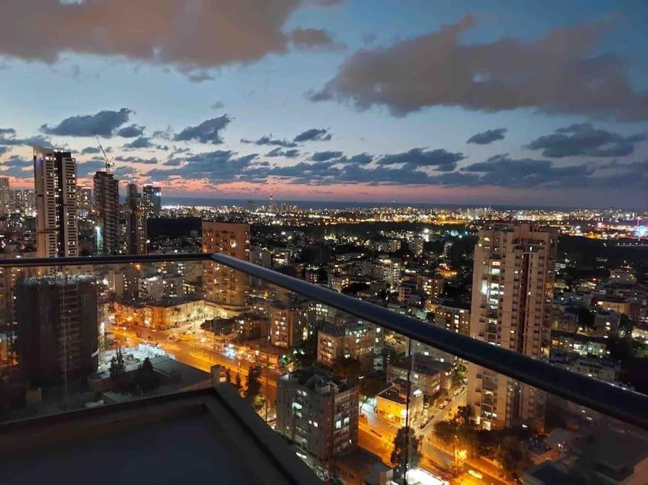 Beautiful Penthouse W/Amazing View, Prime Location Apartment Рамат Ган Екстериор снимка