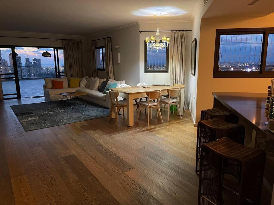 Beautiful Penthouse W/Amazing View, Prime Location Apartment Рамат Ган Екстериор снимка