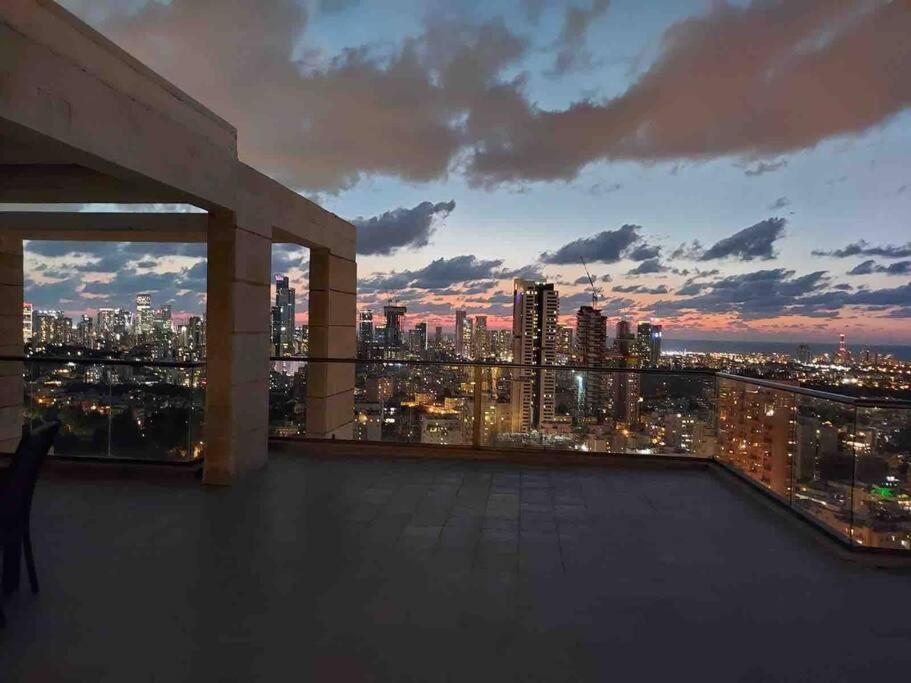 Beautiful Penthouse W/Amazing View, Prime Location Apartment Рамат Ган Екстериор снимка