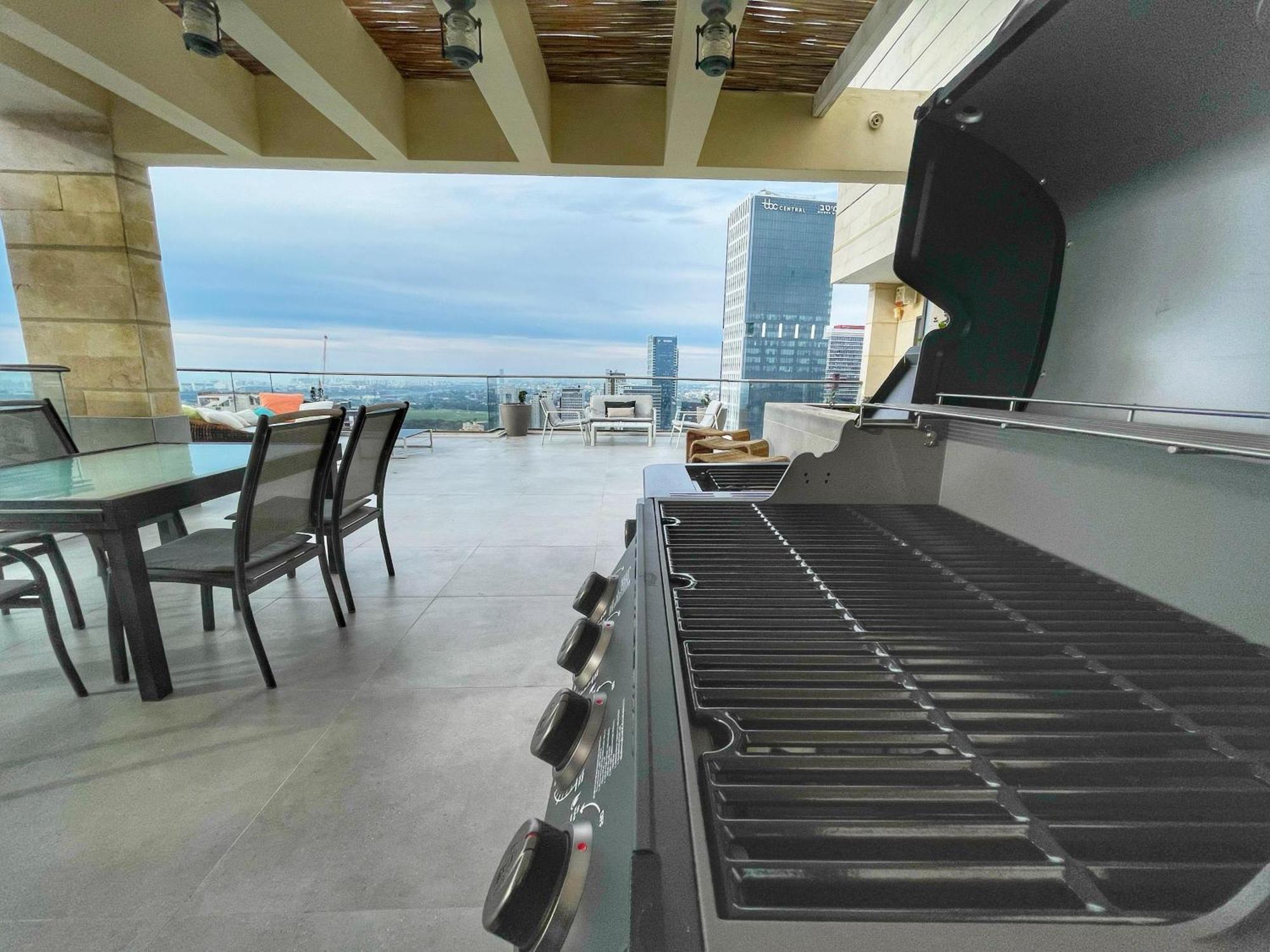 Beautiful Penthouse W/Amazing View, Prime Location Apartment Рамат Ган Екстериор снимка